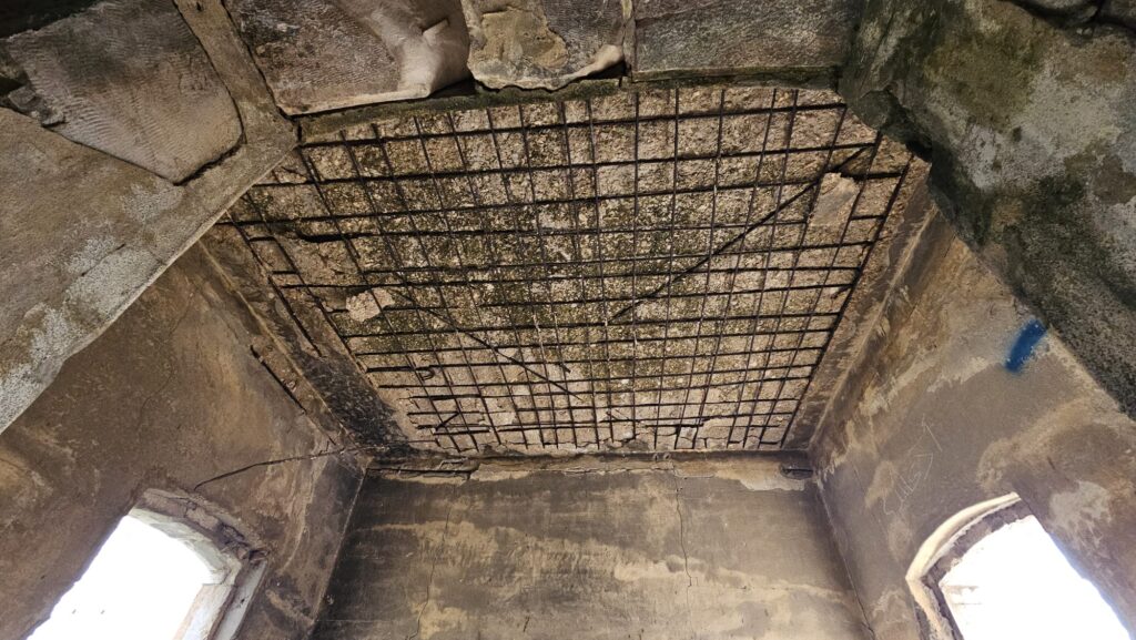 A newer ceiling of a newer part of the station.