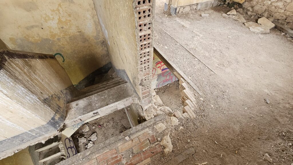 Even more clear view of the way the station was built