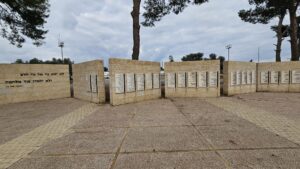 The stone walls with the names of the fallen engraved on it