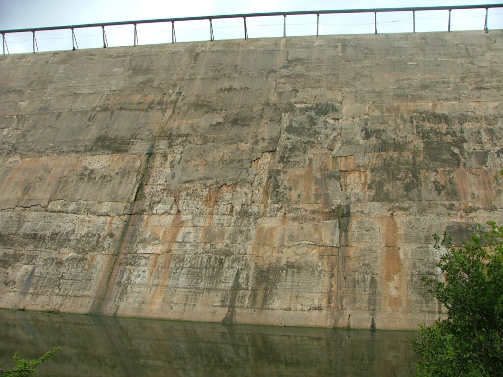 The dam (back on 2010). Buildings in Israel are desinged to stand 50 years old, I do not know about the dam (as we do not have many of those here) - you can see the concrete is wearing as it a 70 years old structure.