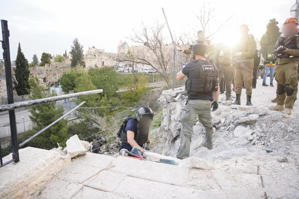 The carter made by the hit in the old city in Jerusalem yesterday (Source: IDF spokesman site) - Holy sites