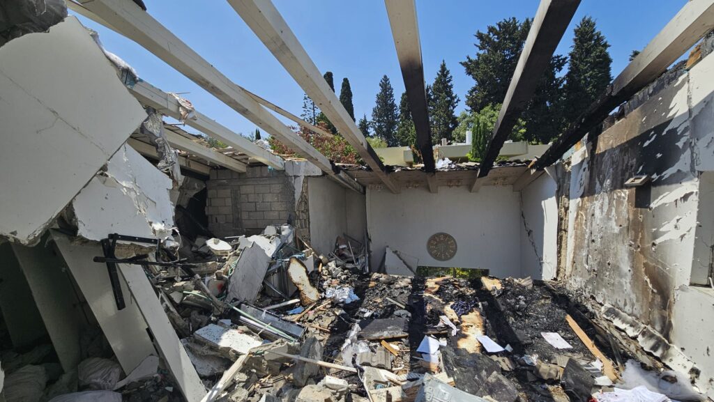 Damage of a cluster bomb in Savyon in Am Kelavi war 