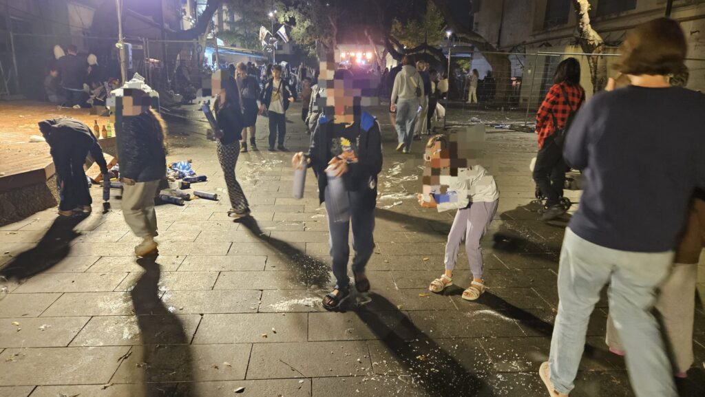 Jannaeus and Mindal spraying around (I bought each one can, so they were looking trough trashed one around to check if they have some in it) 