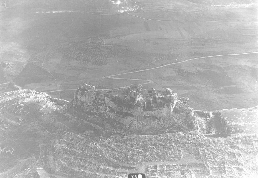 Aerial photograph of the castle in 1936 (Source: medihal.archives-ouvertes.fr)