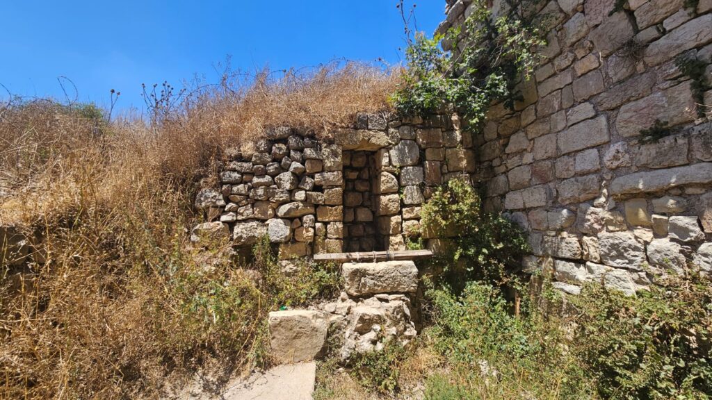 The famous cross shaped cistern - Hunin Castle