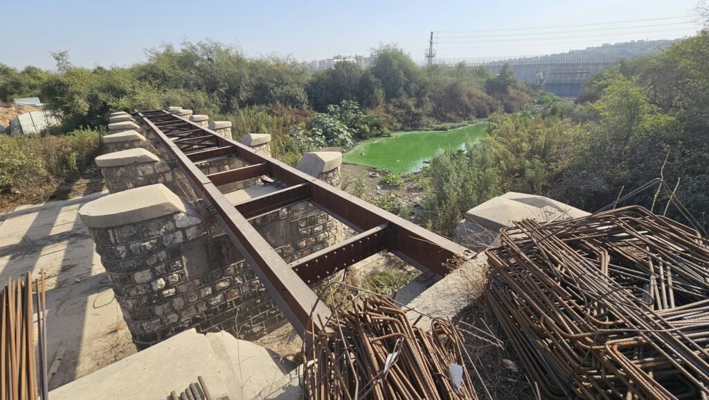 Details of the main part of the bridge - Zoom out view