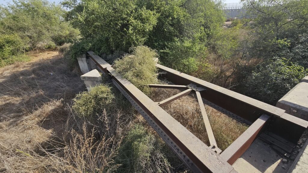 The steel beams from above